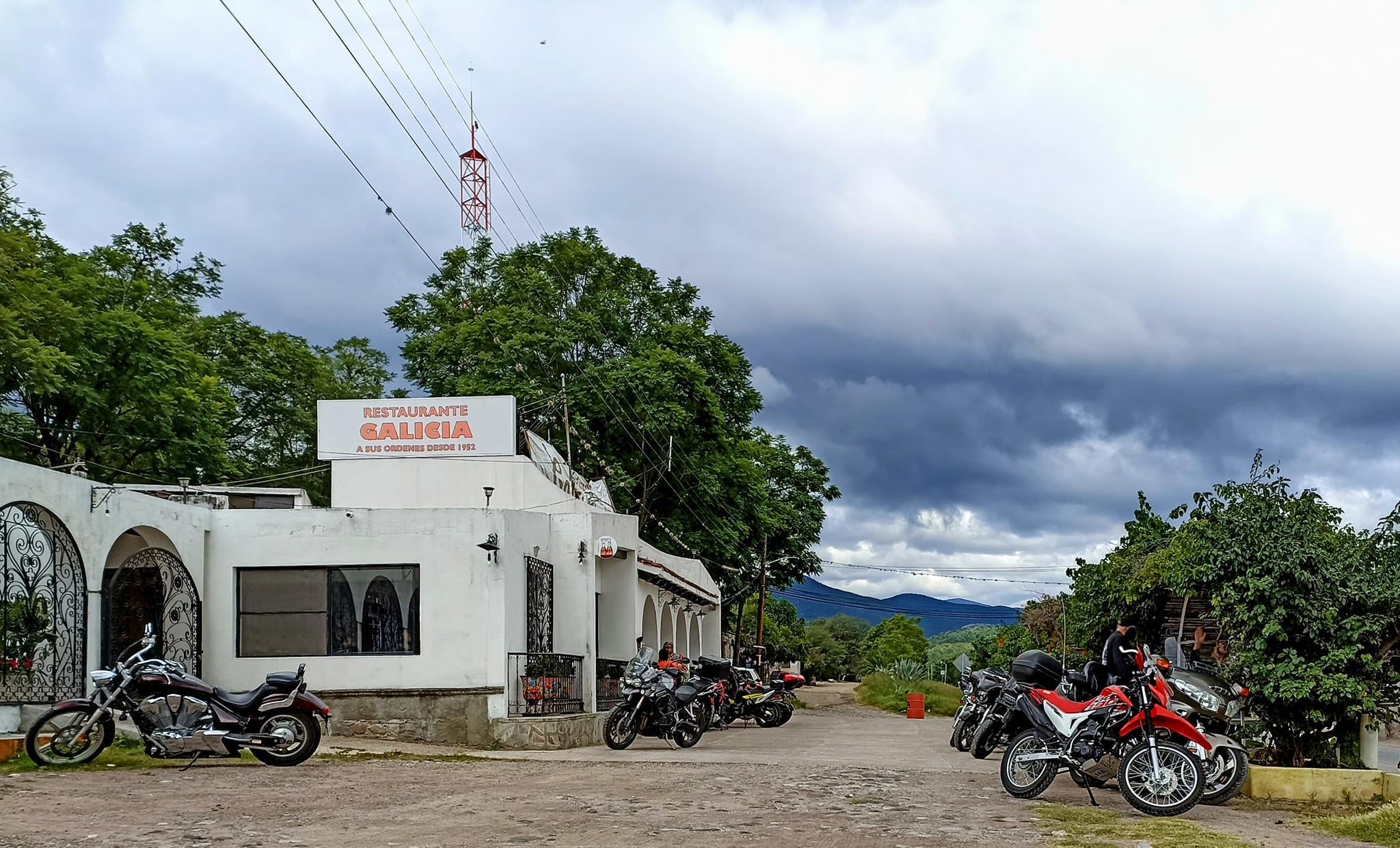 Motociclistas frente a Restaurant Galicia